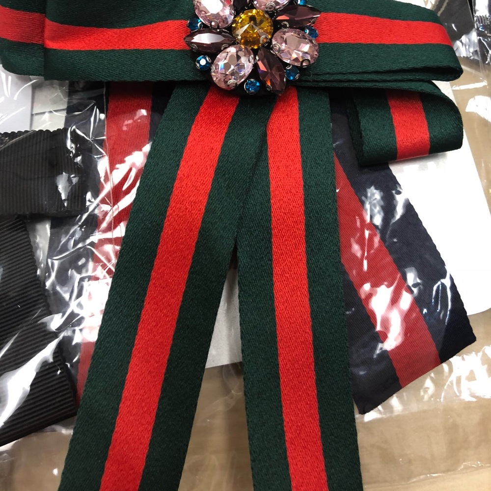 Gucci color clothing pin